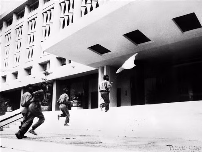 Soldiers of the 2nd Corps, also known as Huong Giang Corps, advance and plant the flag atop the Presidential Palace of the Saigon puppet regime at noon on April 30, 1975. (Photo: VNA)