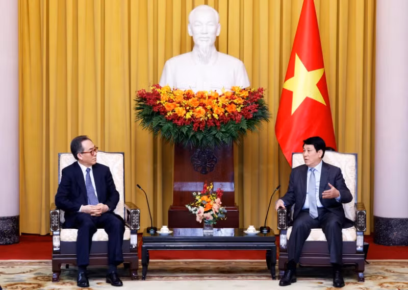 State President Luong Cuong (R) receives Korean Minister of Foreign Affairs Cho Tae-yul in Hanoi on April 16. (Photo: VNA)