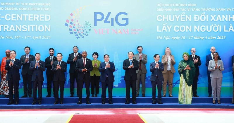 Prime Minister Pham Minh Chinh (centre) poses for a photo with heads of delegations attending the opening session of the P4G Summit in Hanoi on April 16. (VNA)