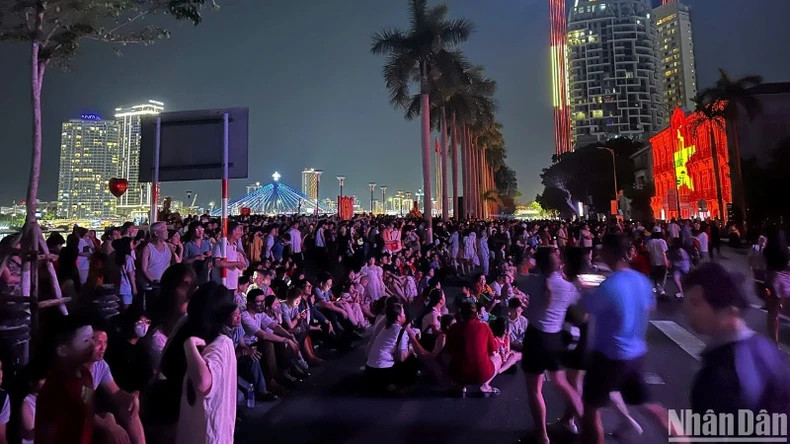 Da Nang people gather to watch 3D mapping film “The Story of Da Nang”