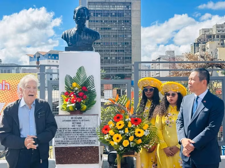 Dr Carolus Wimmer at the ceremony to commemorate President Ho Chi Minh, at Bolívar Avenue, Caracas, on the occasion of the 35th founding anniversary of the diplomatic relations between Vietnam and Venezuela (December 18, 1989 - December 18, 2024), and the 80th anniversary of the founding of the Vietnam People's Army (December 22, 1944 - December 22, 2024) (Source: Vietnamese Embassy in Venezuela).