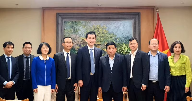 Deputy Prime Minister Nguyen Chi Dung (fourth from right) and delegates pose for a group photo at the meeting. (Photo: VNA)