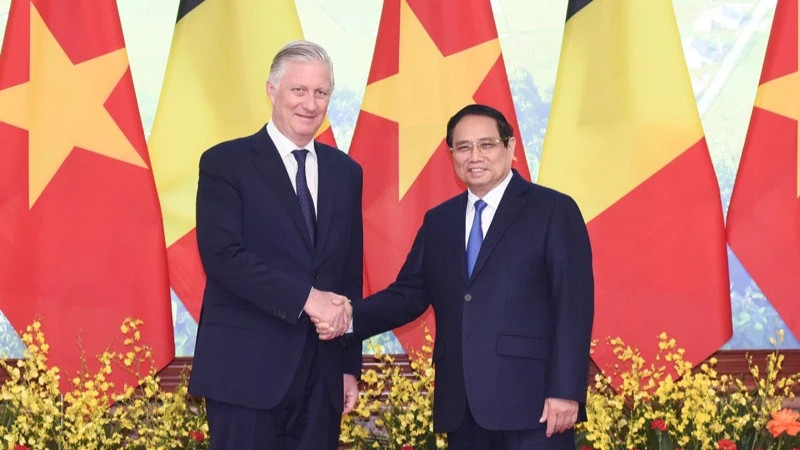 Prime Minister Pham Minh Chinh (R) welcomes visiting Belgian King Philippe in Hanoi on April 1 (Photo: NDO)
