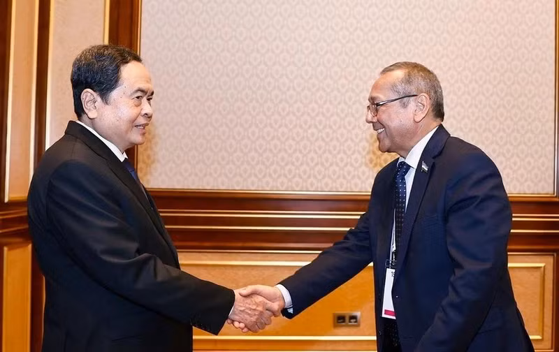 Vietnamese NA Chairman Tran Thanh Man (L) and Ulugbek Inoyatov, Chairman of the Central Council of the People’s Democratic Party of Uzbekistan (PDPU). (Photo: VNA)