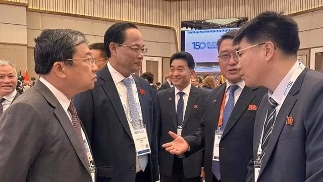Vice Chairman of the Vietnamese National Assembly Tran Quang Phuong (2nd from left) and Maeng Kyong Il (2nd from right), Vice Chairman of the Supreme People’s Assembly of the Democratic People's Republic of Korea (DPRK) at the IPU-150 sidelines meeting. (Photo: nhandan.vn)