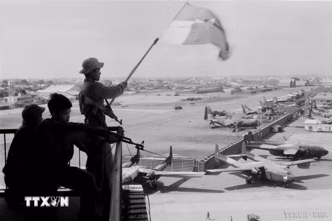 The liberation flag flies at Tan Son Nhat Airport on April 30, 1975. (Photo: VNA)