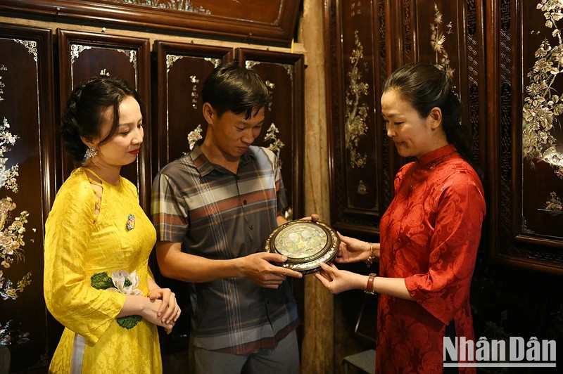 At the Chuyen My craft village exhibition space at the Hanoi Old Quarter Cultural Exchange Centre, at No. 50 Dao Duy Tu, Hoan Kiem district, Hanoi, the visitors have the opportunity to enjoy unique craft village products imbued with the cultural identity of Hanoi. (Photo: The Duong)