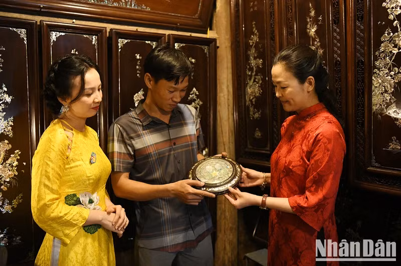 At the Chuyen My craft village exhibition space at the Hanoi Old Quarter Cultural Exchange Centre, at No. 50 Dao Duy Tu, Hoan Kiem district, Hanoi, the visitors have the opportunity to enjoy unique craft village products imbued with the cultural identity of Hanoi. (Photo: The Duong)