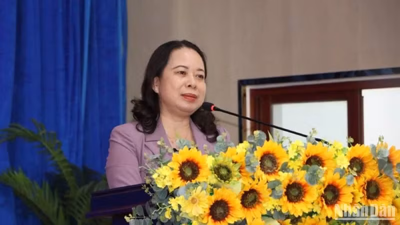 The Vice President speaks at the meeting with voters.