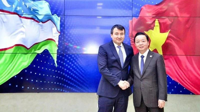 Vietnamese Deputy Prime Minister Tran Hong Ha (R) and his Uzbekistani counterpart Jamshid Khodjaev in Tashkent on April 7. (Photo: VNA)