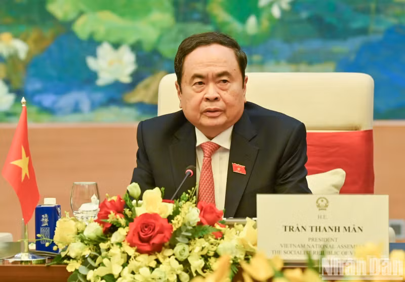 National Assembly Chairman Tran Thanh Man speaks at the meeting.