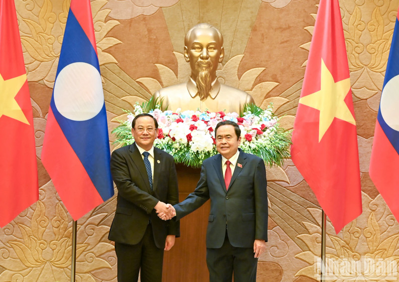 Chairman of the National Assembly Tran Thanh Man meets Lao Prime Minister Sonexay Siphandone. (Photo: NDO)
