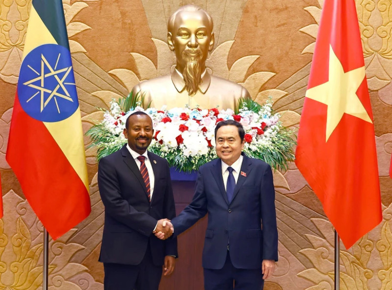 National Assembly Chairman Tran Thanh Man (R) shakes hands with Prime Minister of Ethiopia Abiy Ahmed Ali. (Photo: VNA)
