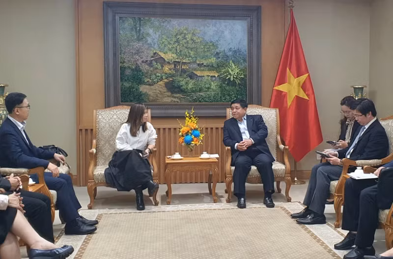 Deputy PM Nguyen Chi Dung (R) receives a delegation from the Southeast Asia Semiconductor Association in Hanoi on April 16. (Photo: VNA)