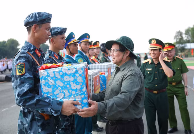 Prime Minister Pham Minh Chinh presents gifts to parade soldiers in Bien Hoa city, Dong Nai province. (Photo: VNA)
