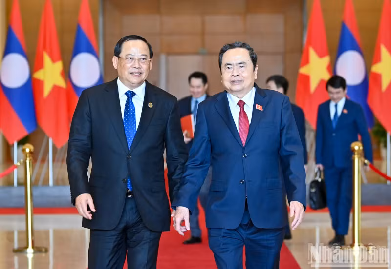 NA Chairman Tran Thanh Man talks with Lao PM Sonexay Siphandone.