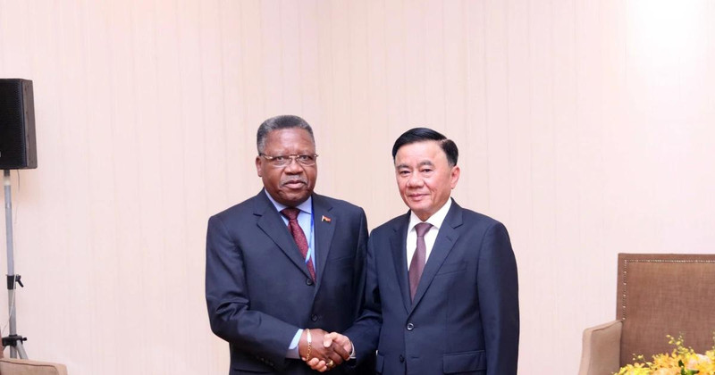 Tran Cam Tu (right), Politburo member and permanent member of the Party Central Committee’s Secretariat, hosts a delegation from the ruling People's Movement for the Liberation of Angola (MPLA) in Ho Chi Minh City on April 29. (Photo: VNA)