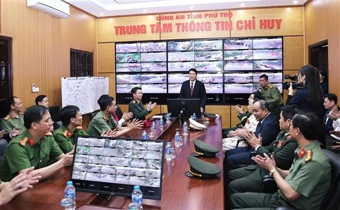 State President Luong Cuong talks with officers and soldiers who are on duty at the command information centre. (Photo: VNA)