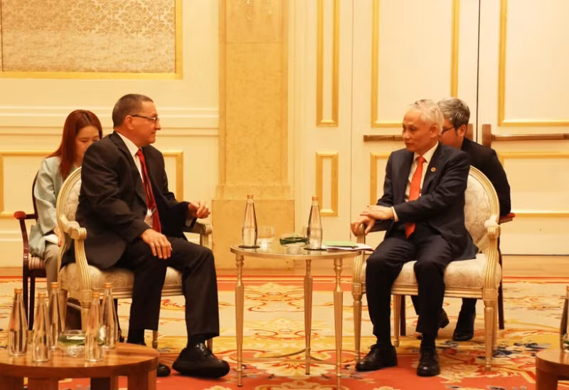 Secretary of the Communist Party of Vietnam (CPV) Central Committee and Chief of the committee’s Office Le Hoai Trung (R) receives Vice President of the United Socialist Party of Venezuela (PSUV) Jesús Germán Faría Tortosa on April 30. (Photo: VNA)