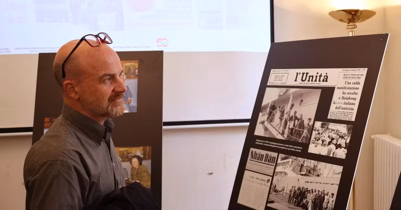 A visitor to the photo exhibition "Solidarity and support of the Italian people for Vietnam" (Photo: VNA)