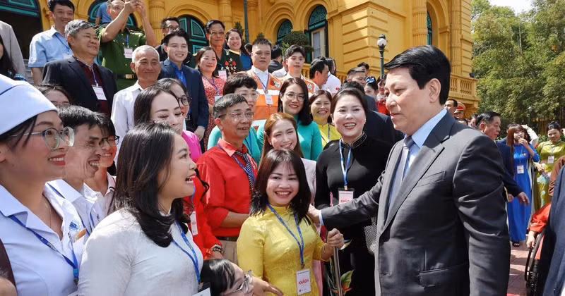 State President Luong Cuong meets with exemplary individuals featured in the Vietnam Television (VTV) programme "Viec tu te" (“Acts of Kindness”) on April 16. (Photo: VNA)