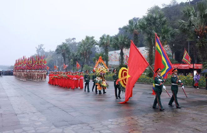 The incense offering team with national and ceremonial flags, and offerings departs from the festival centre yard through the ceremonial gate, Ha Temple, Trung Temple to Thuong Temple. (Photo: VNA)