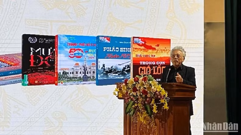 Colonel and novelist Chu Lai introduces his novel.