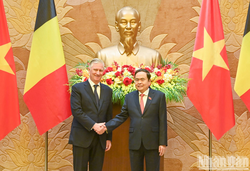 National Assembly Chairman Tran Thanh Man (R) hosts visiting King Philippe of Belgium in Hanoi on April 1 (Photo: NDO)