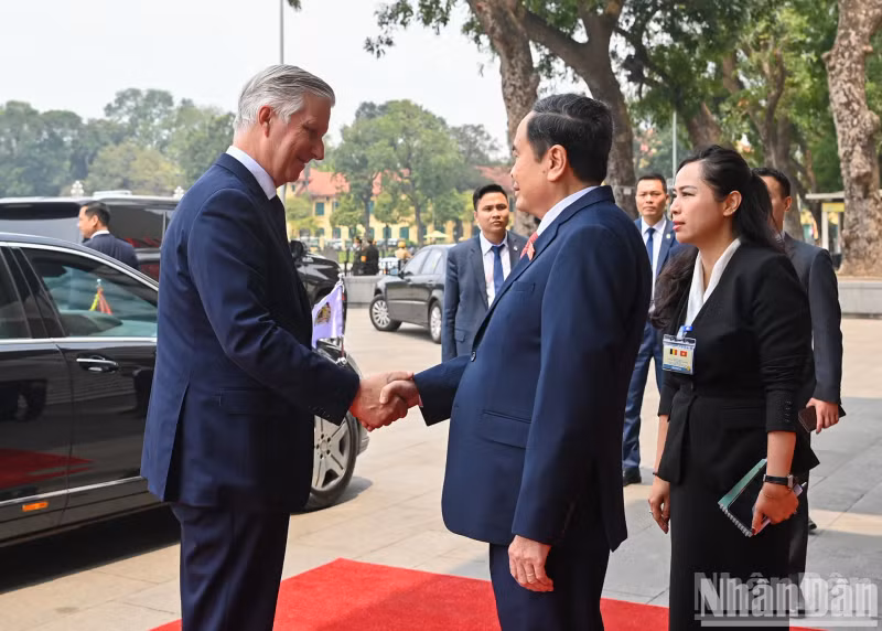 National Assembly Chairman Tran Thanh Man welcomes King Philippe of Belgium.
