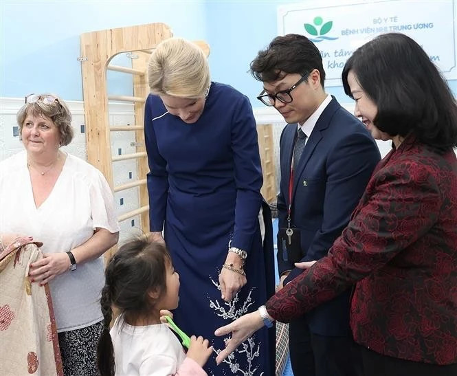 Queen Mathilde of Belgium talks to children undertaking treatment at the Vietnam National Children's Hospital (Photo: VNA)