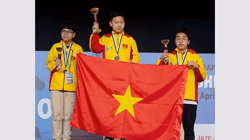 Vietnamese players won the medals in the men's U14 rapid chess category. (Photo: Ippotis).