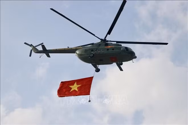 The national flag flies in the sky of Ho Chi Minh City. (Photo: VNA)