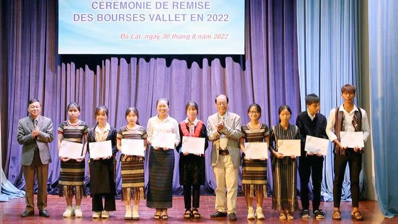 Vallet scholarships were presented to 155 excellent students ảnh 1