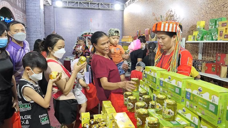 Visitors visit the booth displaying typical products of Ha Giang Province.