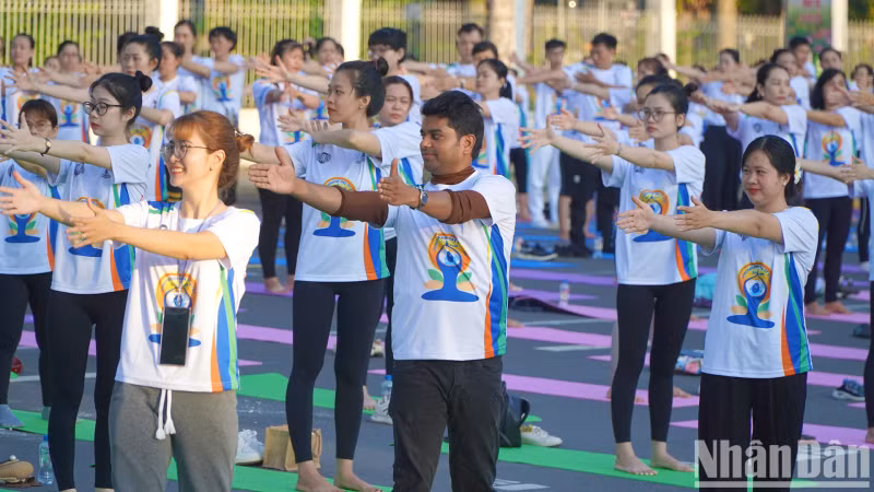 Representatives of the International Yoga Federation and many Dong Thap residents performing Yoga. (Photo: Huu Nghia)