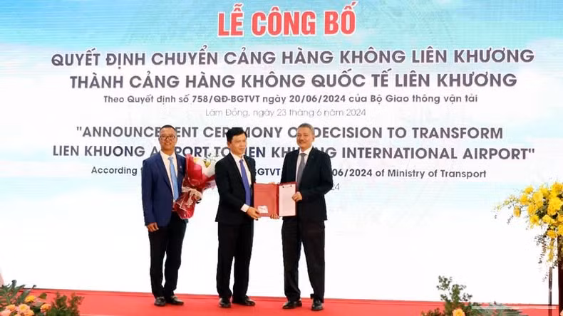 Representatives from agencies and Lam Dong authority at the ceremony.