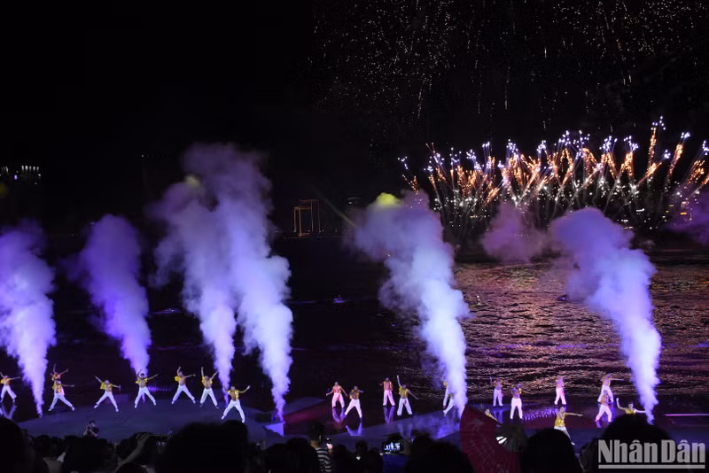 Da Nang night tourism adds a highlight "Symphony of River. (Photo: ANH DAO)