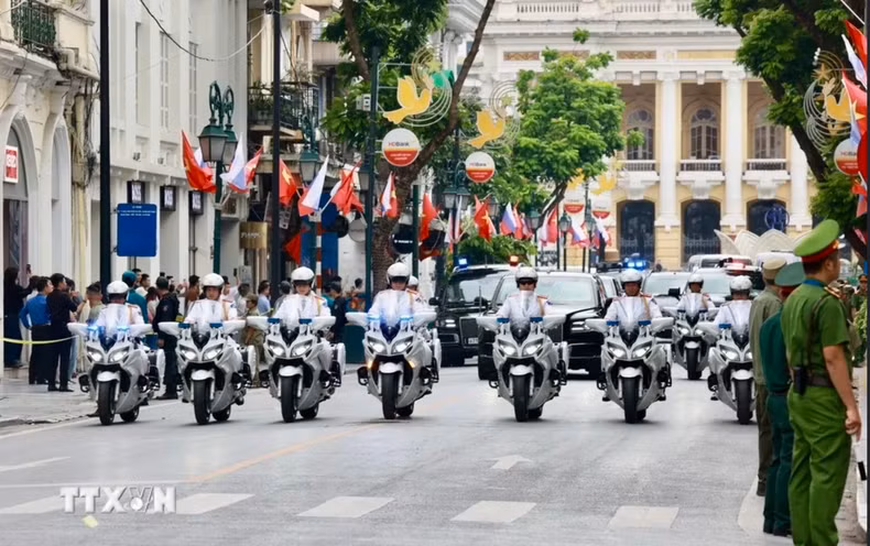 The escort convoy brings Russian President Vladimir Putin to the Presidential Palace. (Photo: VNA)