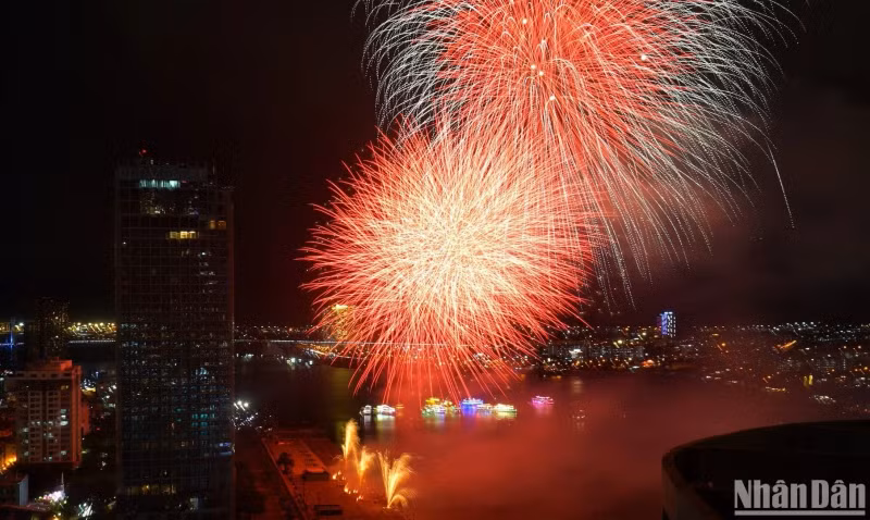 The German team opened the third night of DIFF 2024 with 4,000 fireworks produced on all continents and the world's most classy fireworks effects.