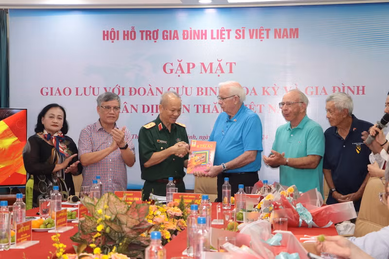 USIP delegation hands over 20 sets of document