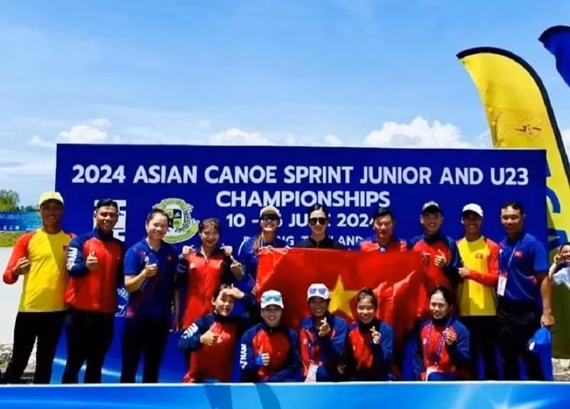 The Vietnamese squad at the 2024 Canoe Sprint Junior & U23 Championships in Thailand. (Photo: Vietnam Canoeing, Rowing and Sailing Federation)