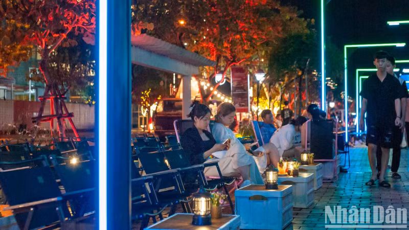 Bach Dang walking street space attracts many young people.