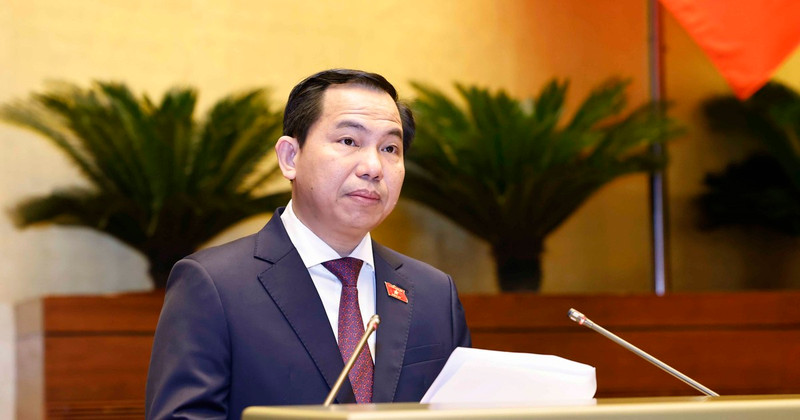 Chairman of the NA’s Finance-Budget Committee Le Quang Manh briefs the NA on the adjustments that NA Standing Committee has made to the draft resolutions. (Photo: VNA)