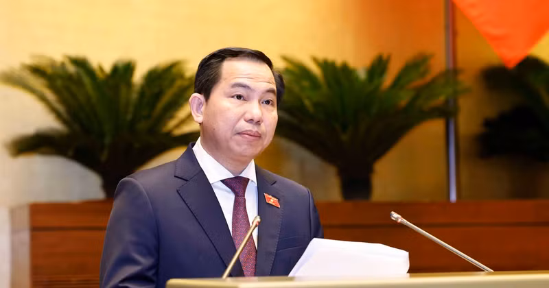 Chairman of the NA’s Finance-Budget Committee Le Quang Manh briefs the NA on the adjustments that NA Standing Committee has made to the draft resolutions. (Photo: VNA)