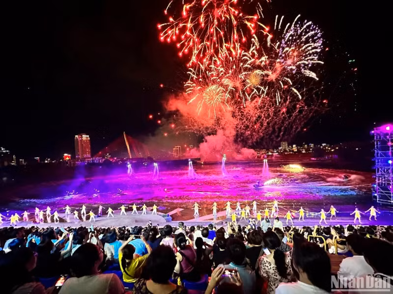 Beautiful moments leaving an unforgettable impression at the art show "Symphony of River - Symphony by the River". (Photo: ANH DAO)