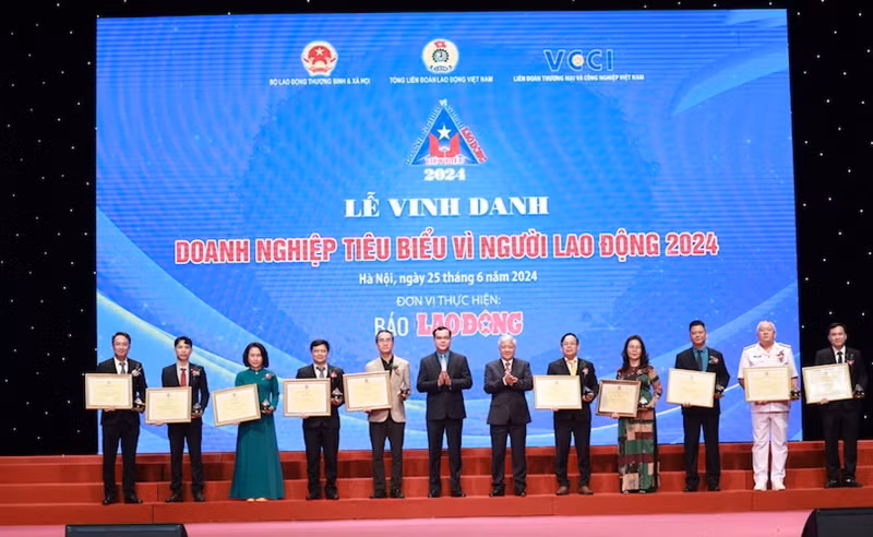 Nearly 70 outstanding enterprises honoured with Businesses for Employees Award