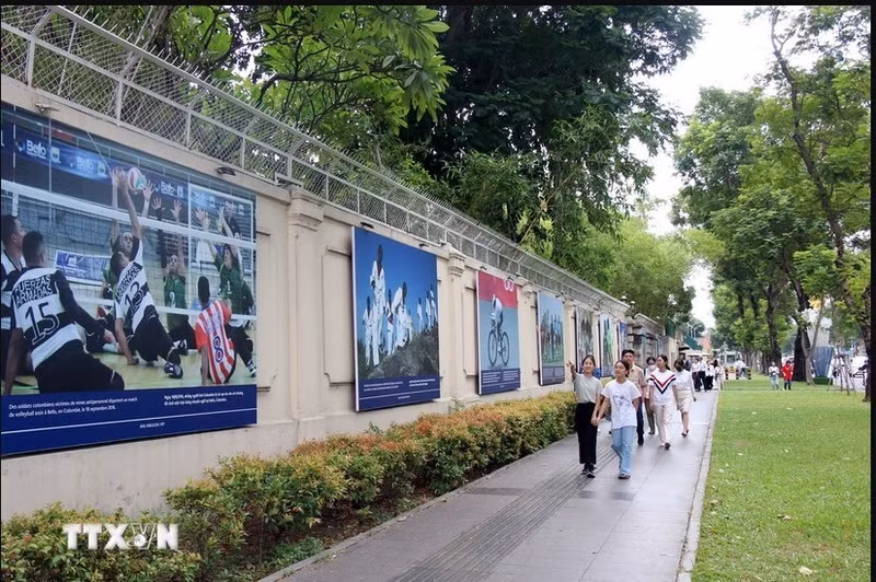 “Sport and Fraternity” photo exhibition promotes Olympic & Paralympic 2024 (Photo: VNA)