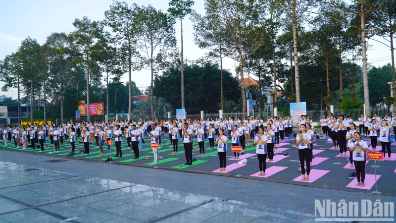 Officials, workers and many people in Cao Lanh City participate in Yoga performances. (Photo: Huu Nghia)