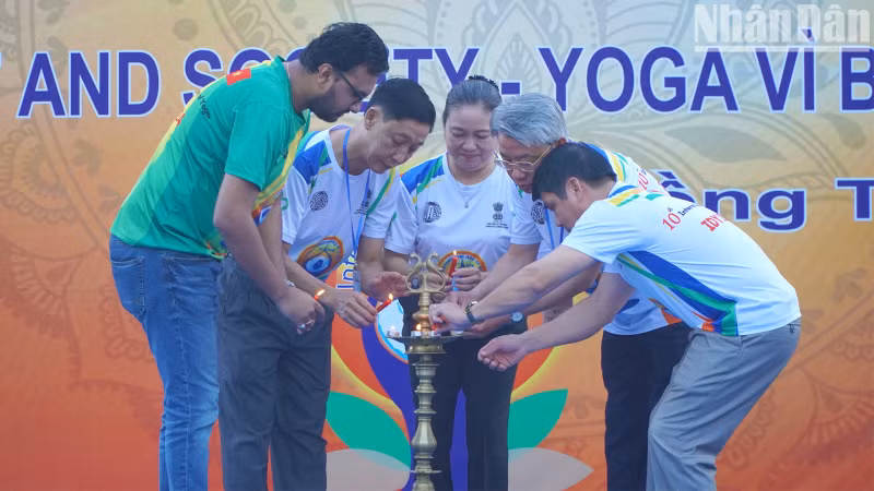 Delegates performing the traditional lamp-lighting ceremony of Indian Yoga.
