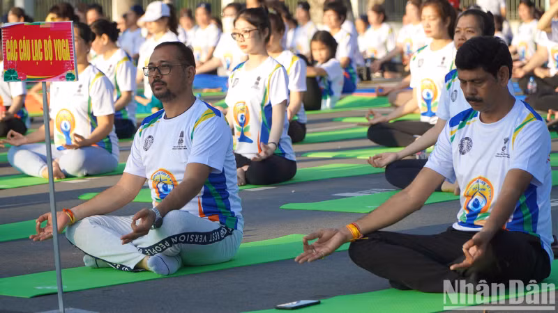 Yoga clubs performing Yoga together. (Photo: Huu Nghia)